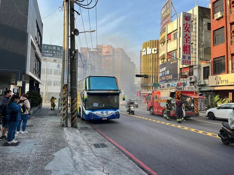 載有30名學生的鳳山商工校車今上午突然起火。翻攝鄭安秝臉書