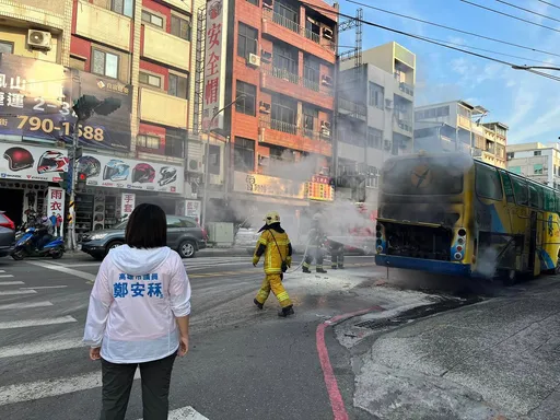 好可怕!載30名學生鳳山商工校車突起火 司機路邊臨停讓學生逃生