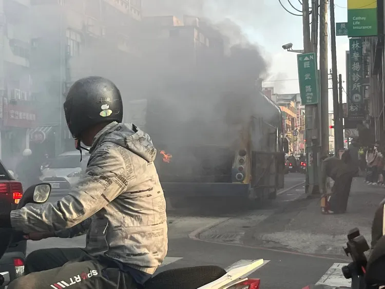 載有30名學生的鳳山商工校車今上午突然起火。翻攝臉書鳳山人在地大小事