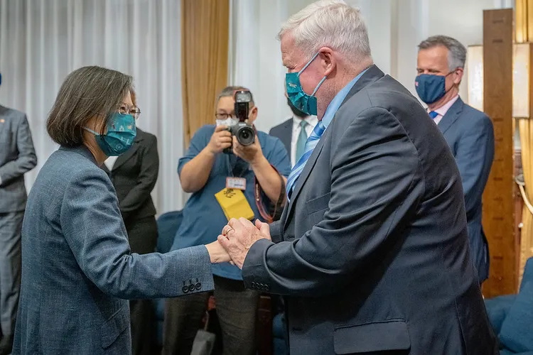 蔡英文與史都華展現良好互動。總統府提供