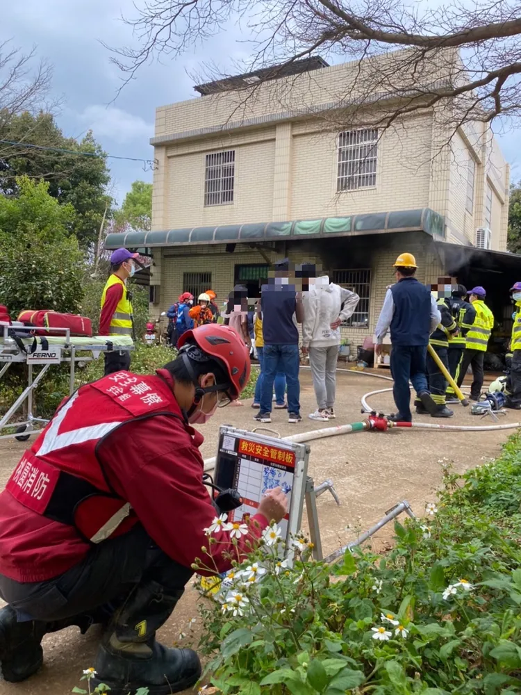 50多歲的屋主已燒成焦屍。現場燃燒1樓臥室內民生用品，燃燒面積近5坪大小。消防局提供