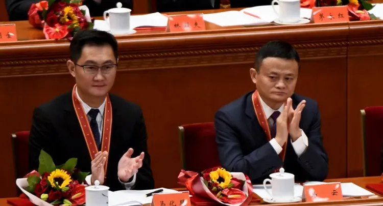 阿里巴巴創辦人馬雲（右）和騰訊控股執行長馬化騰，2018年12月18日在北京人民大會堂舉行的中國「改革開放」40周年慶祝大會，受到表揚。資料照片