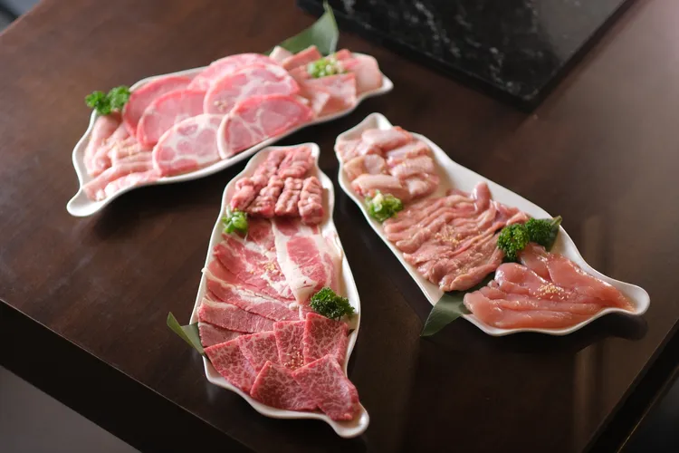 3/8-3/12至燒究集團旗下分店用餐，點牛來了、豬來了、雞來了三款招牌肉類拼盤可享85折優惠。業者提供