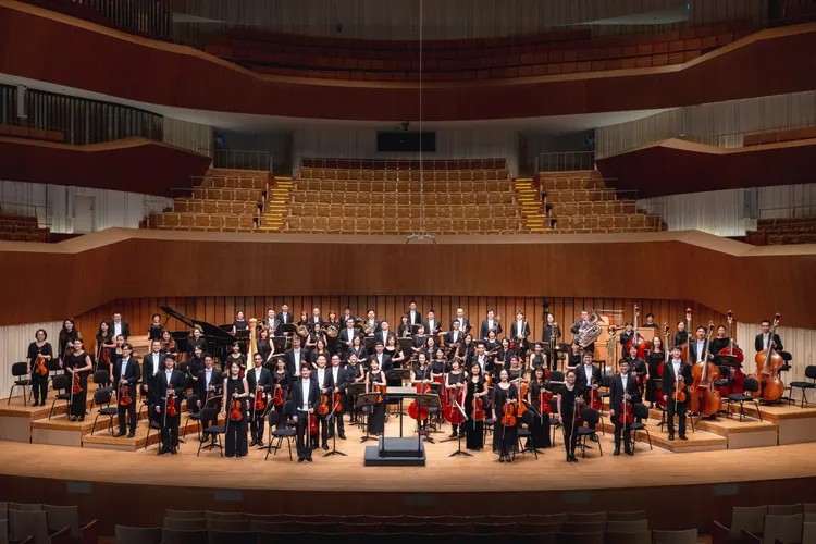 3/24《經典盛會》由伊維塔攜手指揮簡文彬、高雄市交響樂團合作演出。衛武營國家藝術文化中心提供