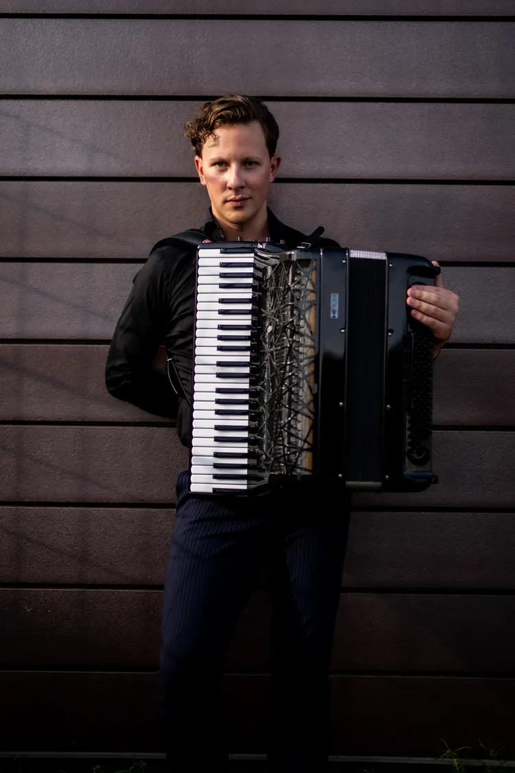 3/26（日）伊維塔和世界盃手風琴大賽首獎得主馬丁納斯・萊維茨基斯合作。攝影 Sebastian MADEJ 衛武營藝文中心提供