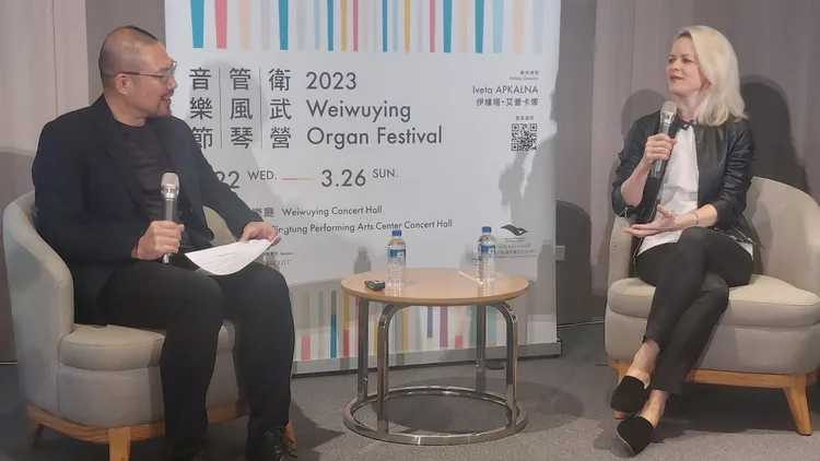 簡文彬(左)表示，衛武營音樂廳是全世界最好的音樂廳，和亞洲最大管風琴是絕佳組合。凃建豐攝