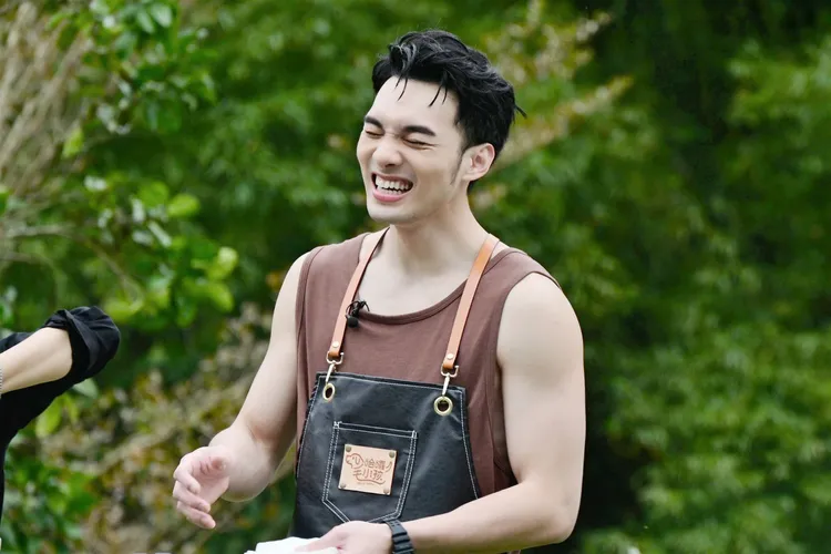 黃偉晉在派對上笑得很開心。台視提供