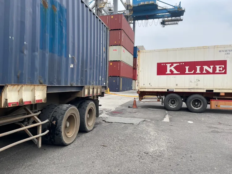 李姓貨櫃車駕駛疑因未注意到車底有人，不慎輾斷黃男左腳。翻攝畫面