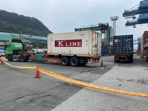 基隆港爆意外!貨車駕駛未注意車底有人 倒車輾斷同行左腳