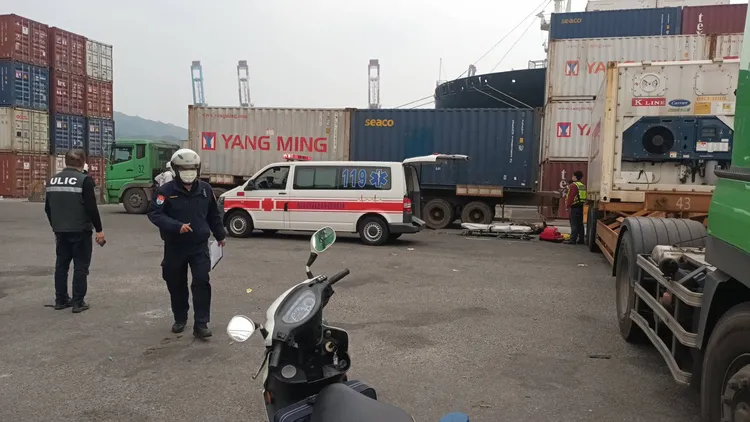 警方於事故現場採證。翻攝畫面