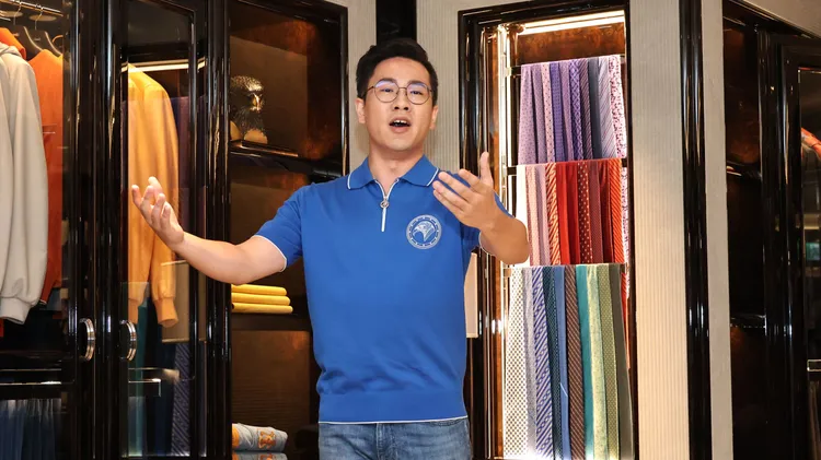 朱育陞也經歷變聲的時期，但他的歌聲依舊動聽。莊宗達攝