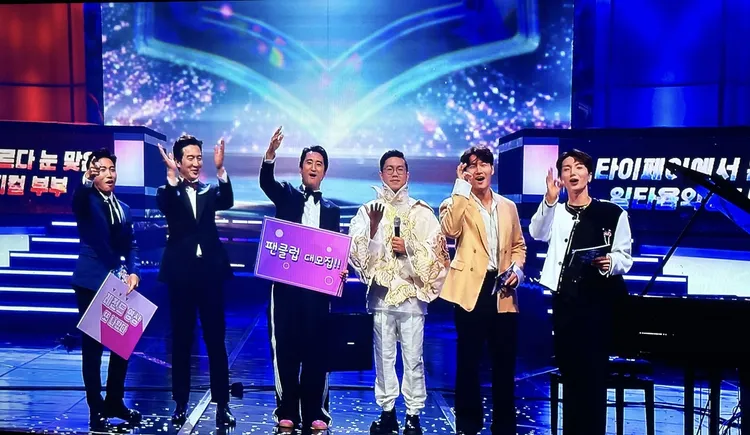 台灣知名假聲男高音朱育陞（中）美聲，讓韓國綜藝節目《看見你的聲音》主持群SJ隊長利特（右起）、金鐘國驚豔。陳佳琪提供