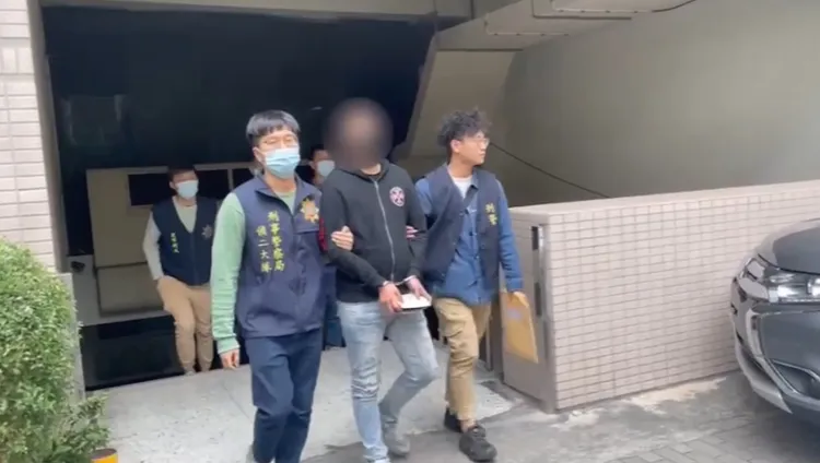 竹聯幫明仁會周姓男子涉嫌販售毒品咖啡包，已遭警方逮捕送辦。翻攝畫面