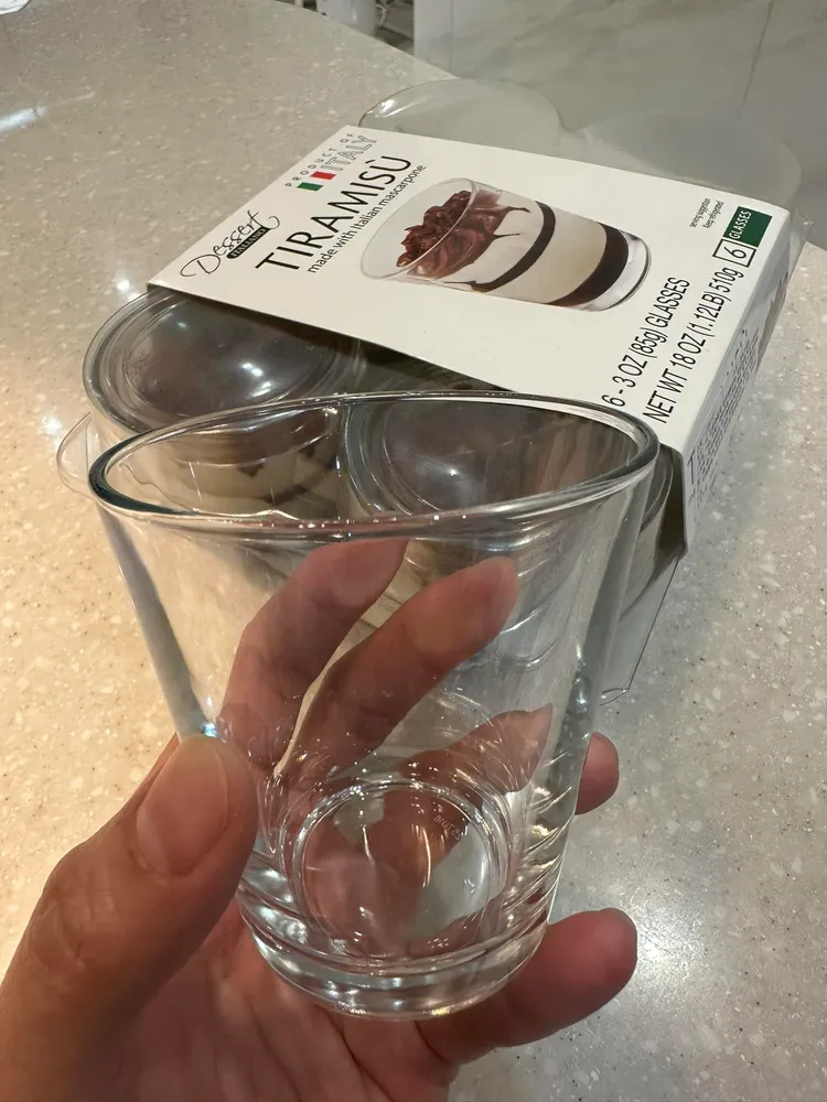 吃剩的玻璃杯，網友認為買提拉米蘇還送玻璃杯，怎麼算都划算。引自好市多商品經驗分享區