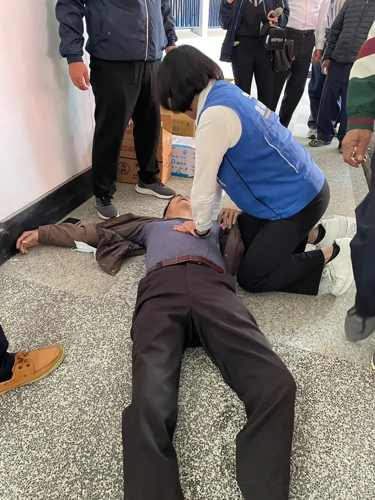李姓男子經由縣長緊急施以心肺復甦術，交由救護人員送醫，恢復生命跡象。讀者提供