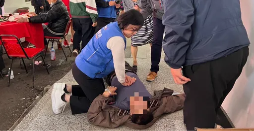 雲林7旬男餐會突昏迷倒地　超大咖護理師跪地營救！真實身分曝光