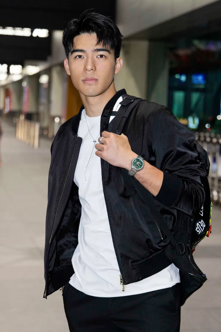 陳昊森以一襲輕鬆裝束現身桃園機場，他身上總價近138萬的伯爵腕錶、珠寶，更與他背的硬殼重機包形成了有趣的對比。品牌提供
