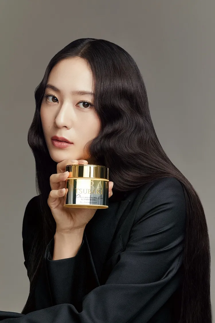 Krystal近期的護髮法寶是TSUBAKI的金耀瞬間護髮膜升級版，180g／399元。品牌提供