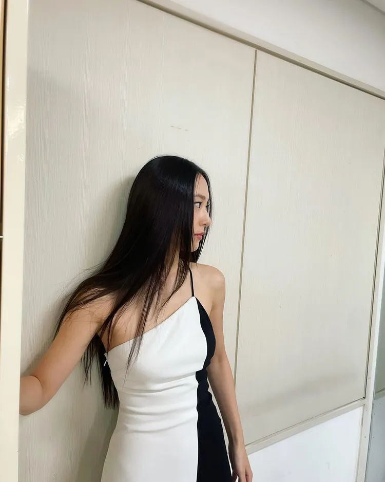 Krystal擁有一頭又柔又順的招牌長髮。翻攝vousmevoyez IG
