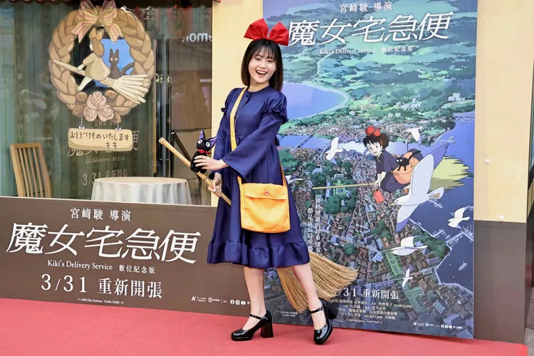 楊小黎變身《魔女宅急便》的琪琪，服裝還是從日本購入。施昂強攝