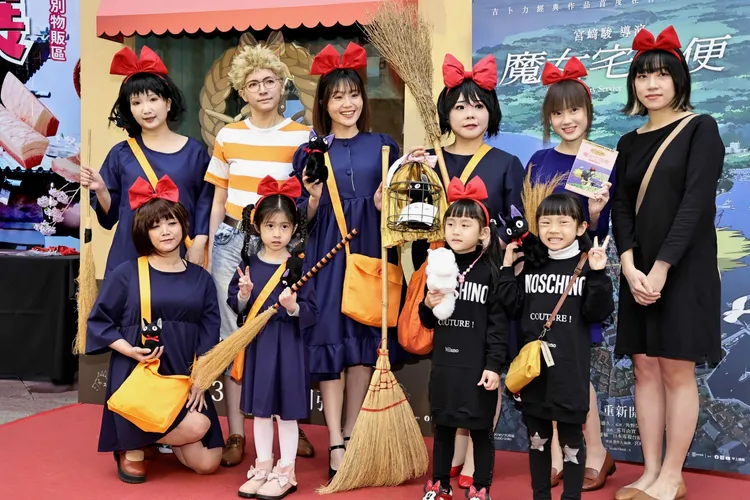很多粉絲一起變裝《魔女宅急便》。施昂強攝