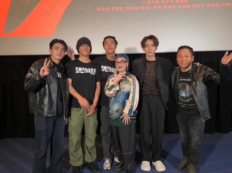 張小燕（右三）包場力挺《黑的教育》，卜學亮也到場支持宋柏緯（左起）、朱軒洋、蔡凡熙、柯震東。禾豐九路提供