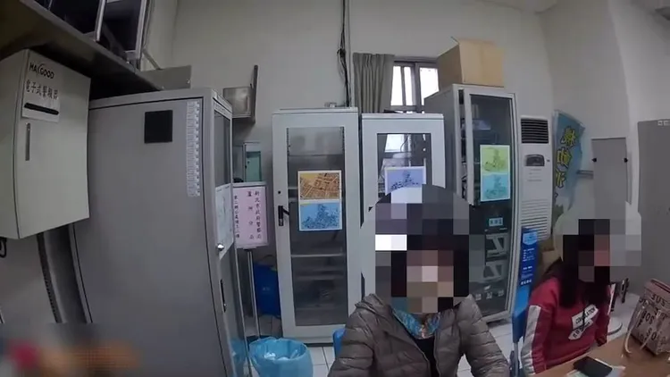 通譯(左)表示羅女(右)欲向警方借60萬。蘆洲警分局提供