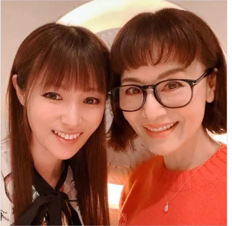 深田恭子（左）和67歲女星大地真央合影，她的臉蛋瘦成錐子型。翻攝深田恭子IG