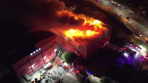 知名肉品富統食品竄惡火　影片曝光！連燒12小時廠房成廢墟