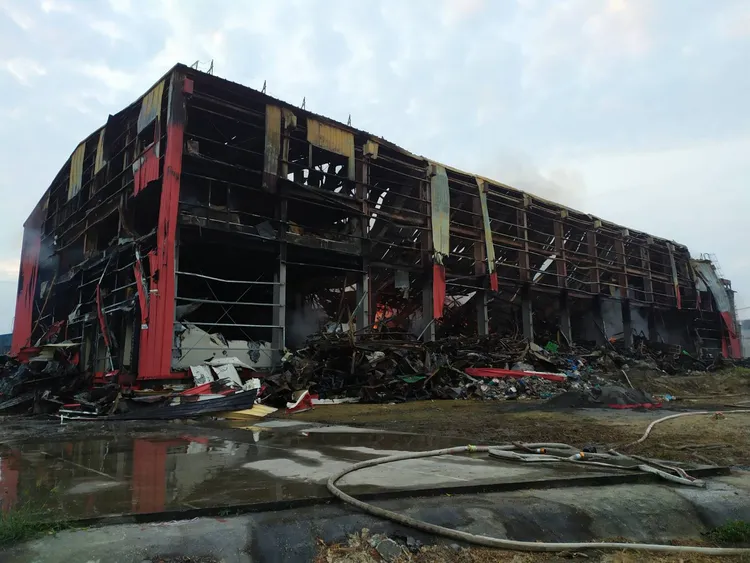 富統食品3層樓鐵皮建築物全燒成一堆廢墟。翻攝畫面