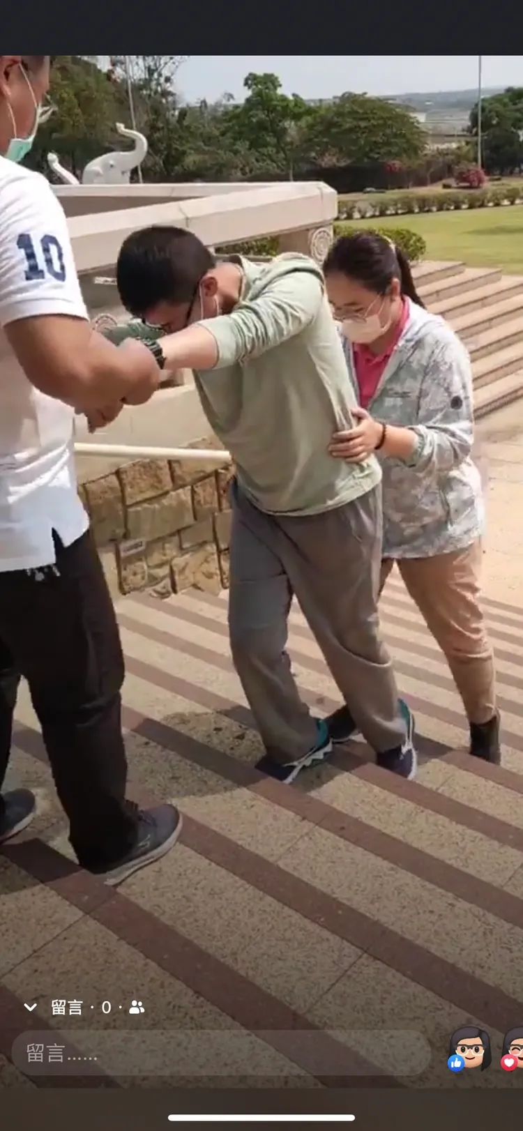 秦良丰昨與父母到佛陀紀念館，並突破自我極限，已可上下爬樓梯。翻攝秦爸臉書