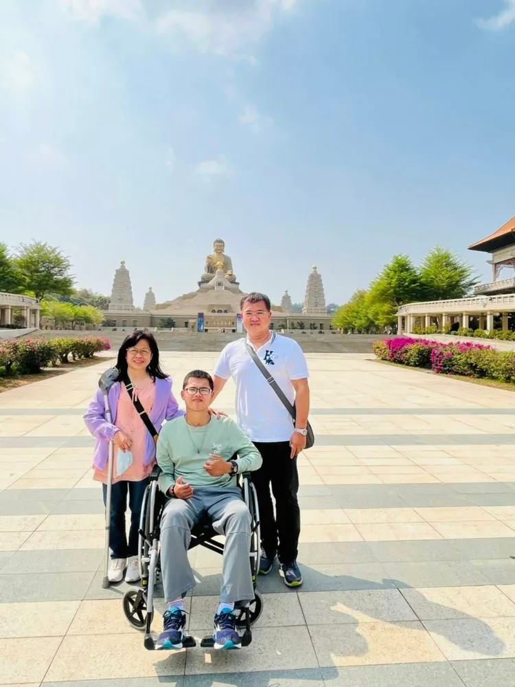 秦良丰昨與父母到佛陀紀念館，並突破自我極限，已可上下爬樓梯。翻攝秦爸臉書