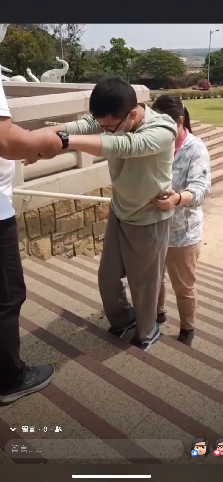 歷經近五年復健，秦良丰昨突破自我極限，已可上下爬樓梯。翻攝秦爸臉書