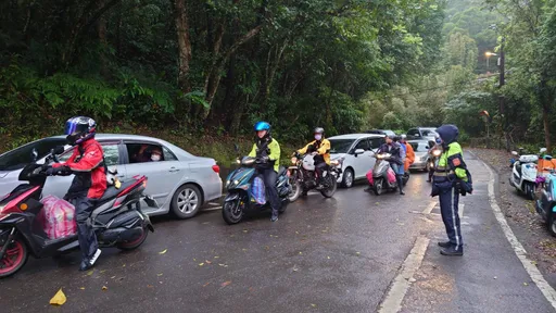 清明連假巧遇碧潭水舞登場　新店警交管疏導防壅塞
