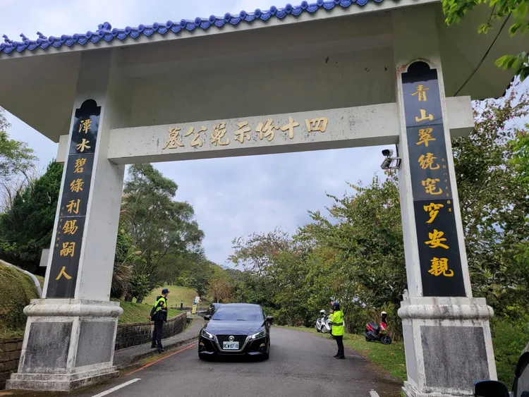 警方在公墓路口進行交管。新店警分局提供