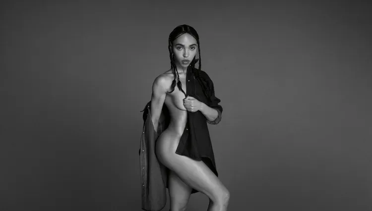 有著個性外表的英國歌手FKA twigs，僅以襯衫遮住重點部位入鏡。品牌提供