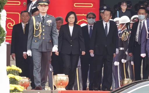 蔡英文訪美前赴忠烈祠 向烈士遺族代表致意