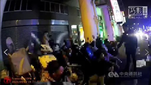 17歲少年被押走!21黑衣人新店街頭叫囂 起因同事妻子惹糾紛