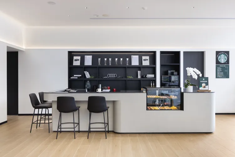 今年台灣奧迪導入全新據點餐飲服務標準，結合星巴克咖啡服務和精緻餐點提供顧客嶄新的餐飲服務。原廠照片