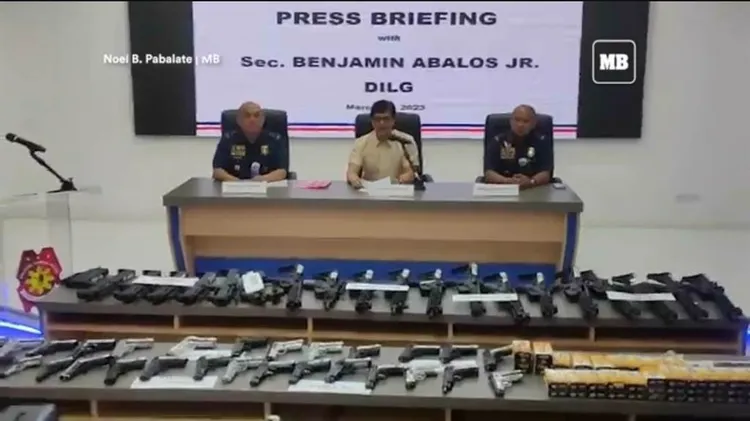 菲國警方逮捕陳建寧，循線起獲89支強短槍。翻攝外媒