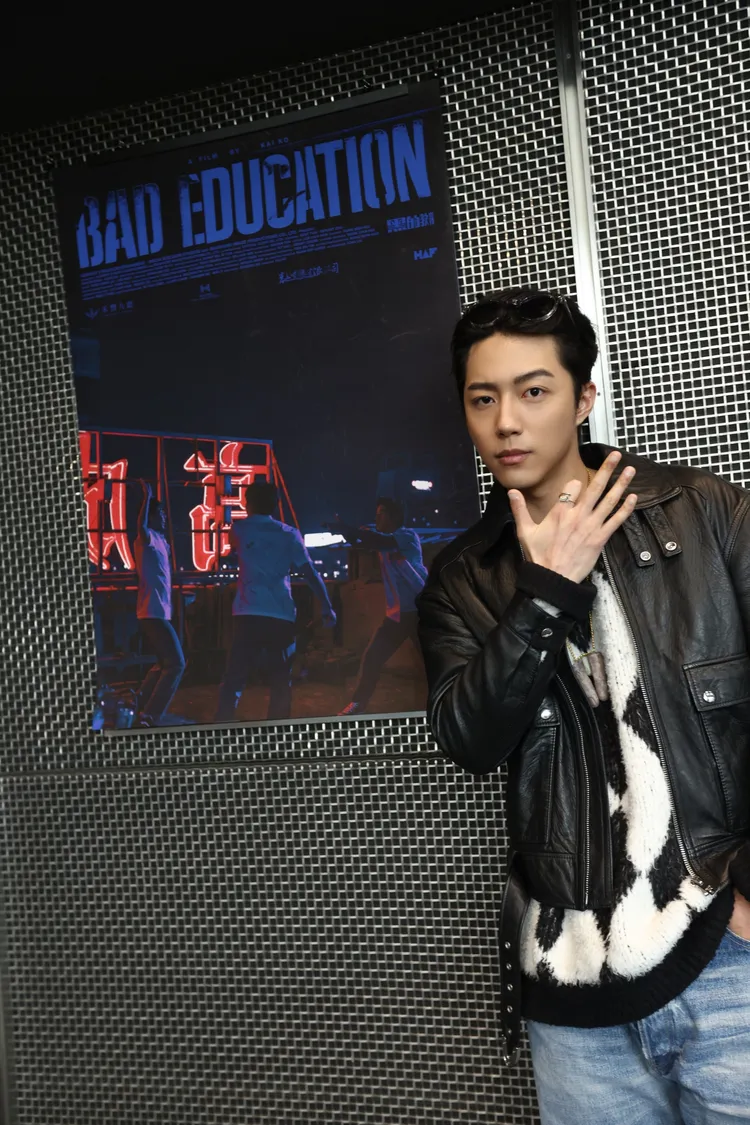 蔡凡熙前往大阪亞洲電影節和《黑的教育》海報合影。禾豐九路提供