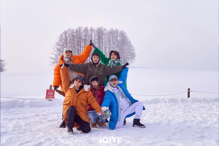 Crush（後排左起）、D.O.、崔政勳、理龍真（前排左起）、ZICO、梁世燦節目中一起到北海道遊玩。愛奇藝國際站提供