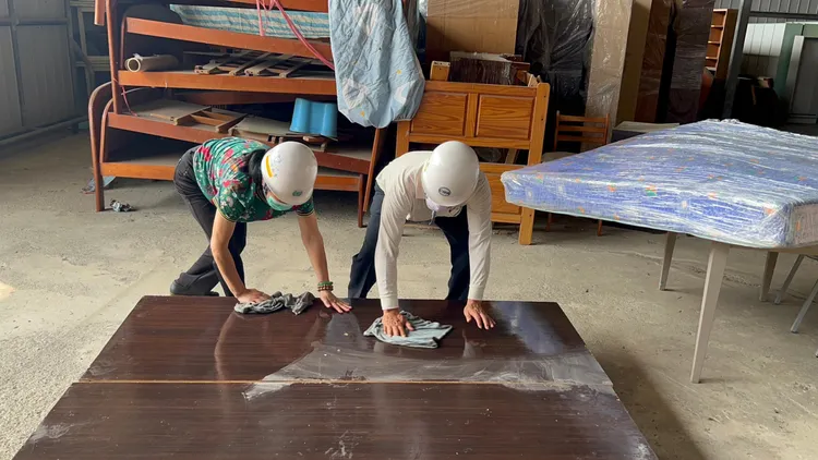 廢棄家具在志工巧手下煥然一新。市府提供