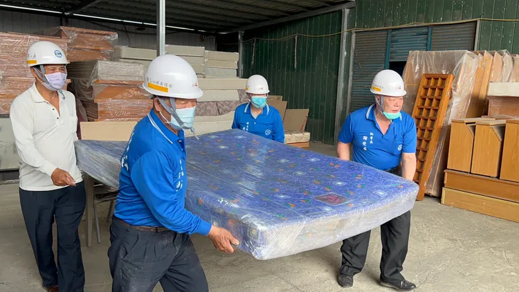 做工行善團至二手家具倉庫搬出床組、桌椅。市府提供