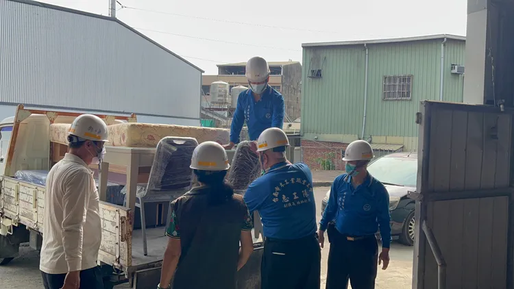 整批運送到周姓屋主暫時租處。市府提供