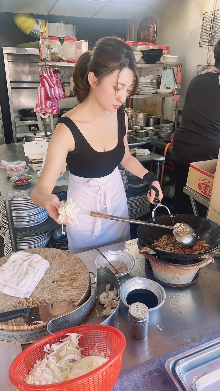 林彤練習翻鍋約2年，手腕練到需要戴護具。經紀人提供