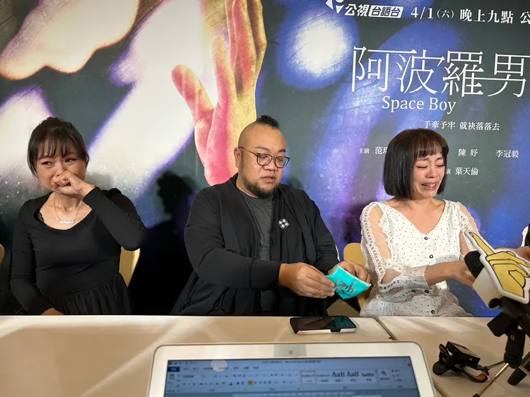 黃舒湄（左起）和葉天倫及范瑞君都落淚。趙大智攝