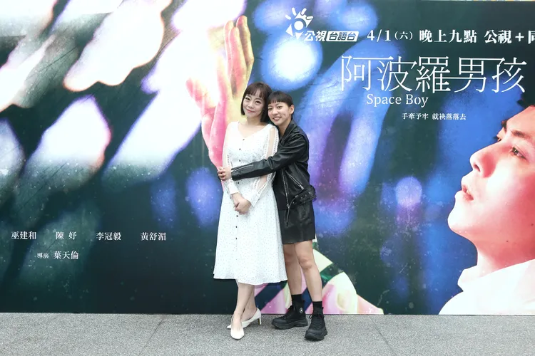 范瑞君（左）與陳妤在《阿波羅男孩》飾演母女。公視台語台提供