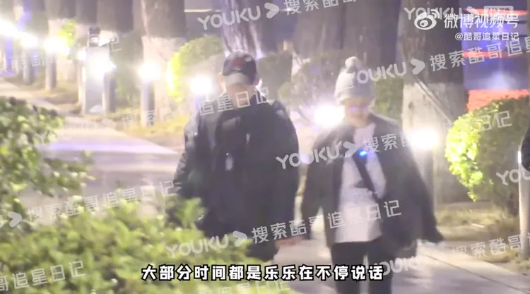 徐克（左）、樂樂悠閒散步。翻攝酷哥追星日記微博