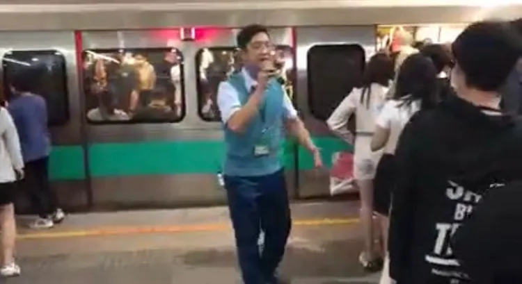 高捷站長林忠明昨晚在月台疏運五月天粉絲時，引吭高歌為粉絲解悶。翻攝陳邁臉書